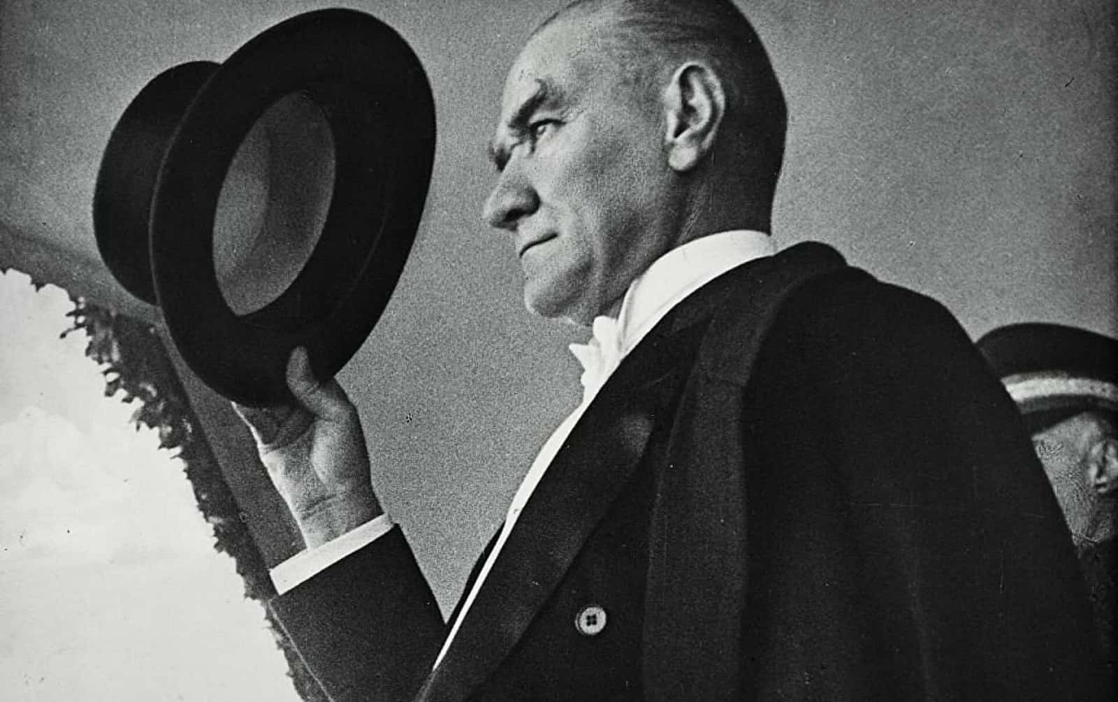 "Beni görmek demek mutlaka yüzümü görmek demek değildir. Benim fikirlerimi, benim duygularımı anlıyorsanız ve hissediyorsanız, bu kafidir."  Büyük Önder Mustafa Kemal Atatürk’ü minnetle anıyoruz.
